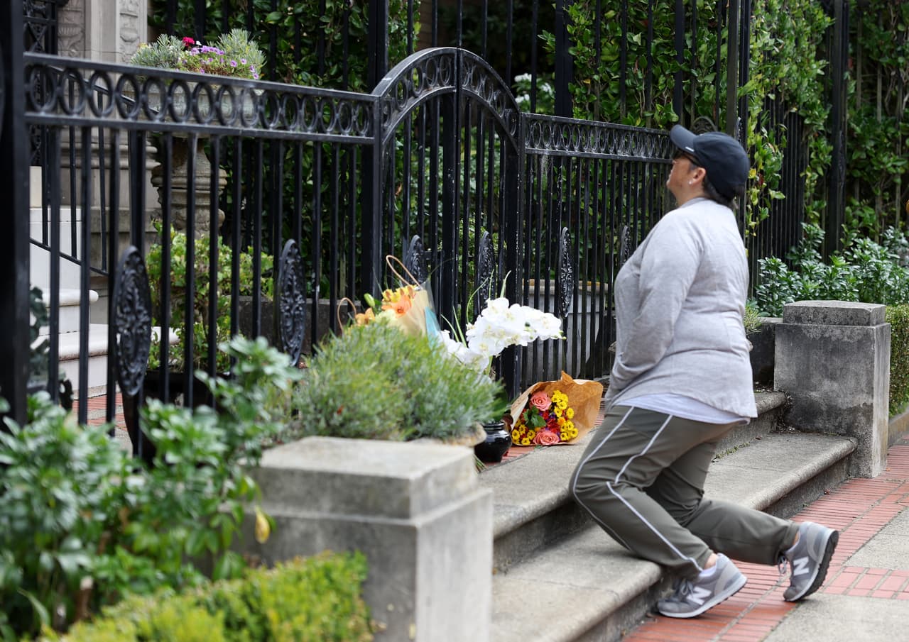 Afuera de la casa de la senadora han dejado flores y mensajes de agradecimiento.