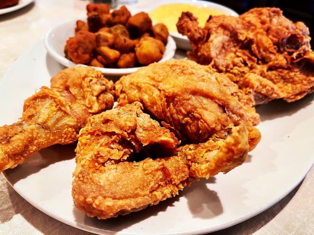 <b>Mary Mac's Tea Room</b>
<br>Dirección: 224 Ponce De Leon Ave NE Atlanta, GA 30308
<br>Teléfono: (404) 876-1800
<br>Sitio web: 
<a href="http://www.marymacs.com">http://www.marymacs.com</a> 
<br>
<b><a href="https://www.yelp.com/map/mary-macs-tea-room-atlanta">Cómo llegar</a></b>
<br>
<br>Aseguran que “Mary Mac's se especializa en una cosa: la verdadera hospitalidad sureña. Desde el excelente servicio hasta la maravillosa cocina sureña, este es el lugar para comer en Atlanta”.