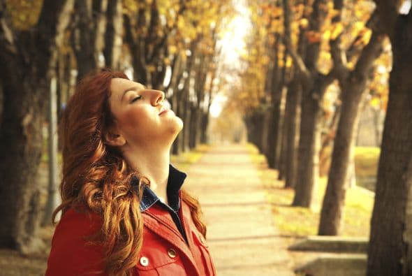 Diario del futuro. Puedes combinar el diario antes mencionado con uno “del futuro”. Escribe cómo te imaginas tu porvenir deseado. Cuando te ves como alguien capaz de resolver problemas, es más probable que encuentres formas reales de lograrlo, según la experta mencionada.