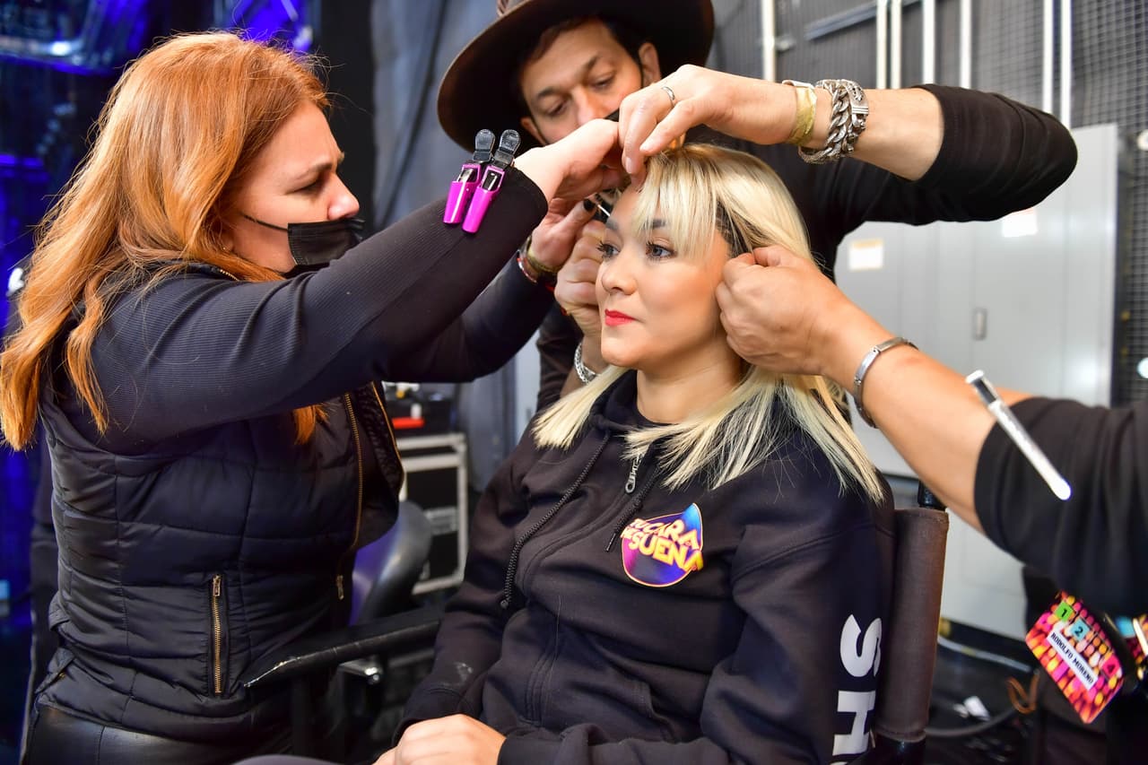 Durante la cuarta gala todos impactaron por sus caracterizaciones y el compromiso que han demostrado. Tal es el caso de 
<b>Sherlyn</b>, a quien la vimos pasar por el departamento de maquillaje y caracterización, donde le colocaron una peluca rubia.