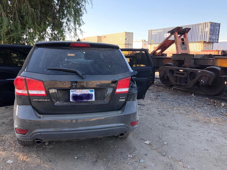 Arrestan a dos sospechosos de robo tras choque en los rieles del tren en Fullerton