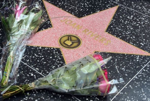 En su estrella, la gente que admiraba a la famosa colocaron varias rosas.