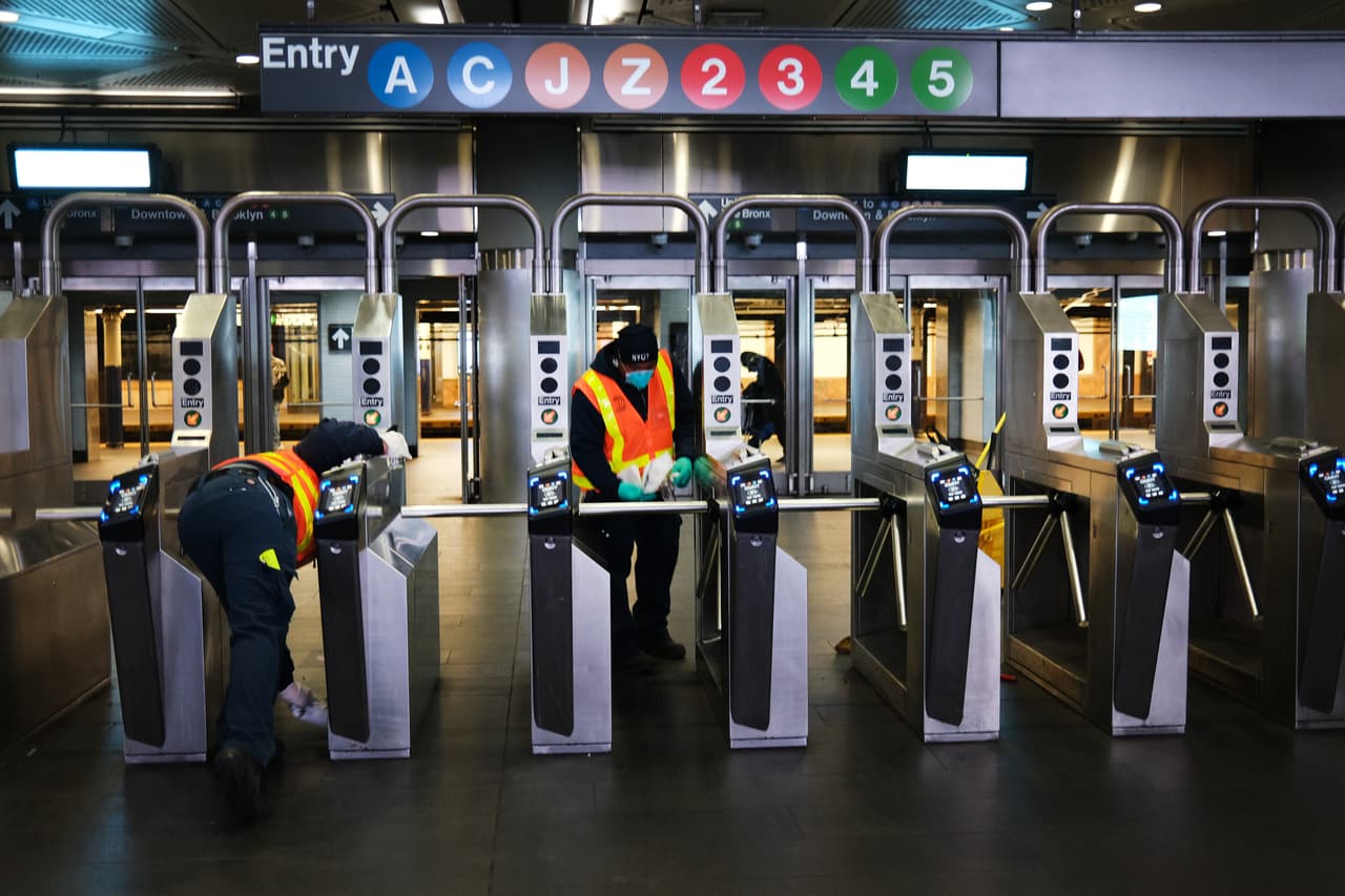 Los trabajadores limpian una estación como el sistema de metro de la ciudad de Nueva York. Tras los informes de neoyorquinos sin hogar durmiendo en los trenes y la muerte de numerosos empleados del metro, la Autoridad Metropolitana de Transporte (MTA) tomó la decisión de cerrar el metro en la madrugada por primera vez en la historia.