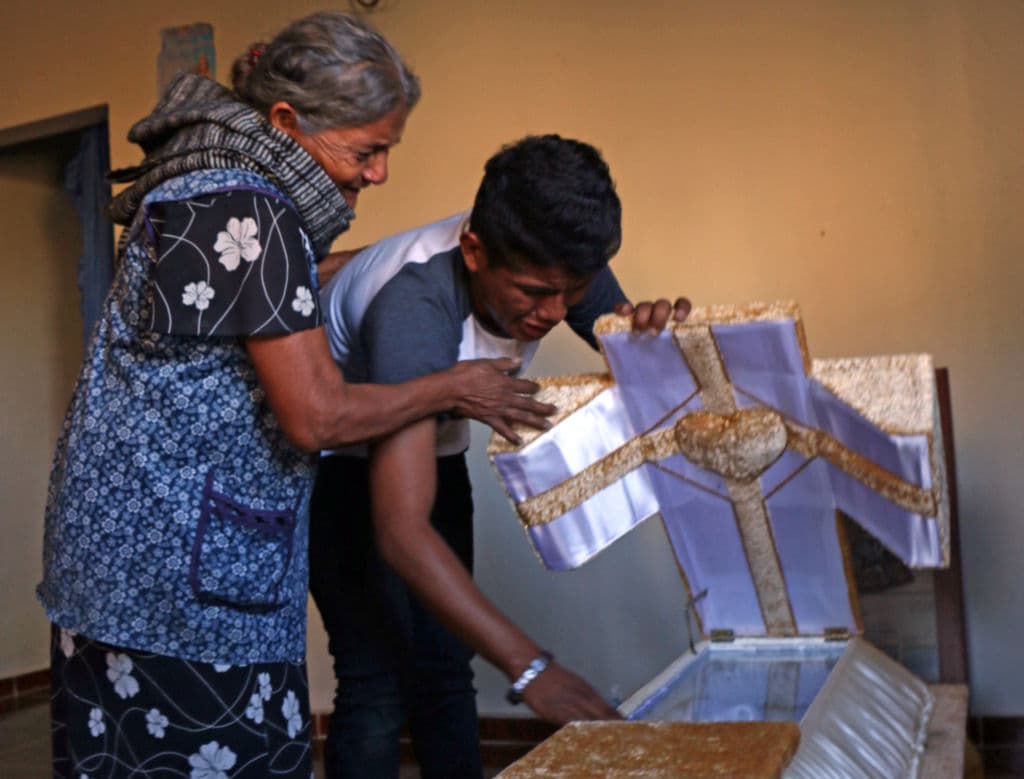 Familiares inician los funerales de las personas fallecidas en el accidente provocado por un helicóptero del gobierno mexicano. Entre las víctimas mortales se cuentan dos niños y un bebé de meses.