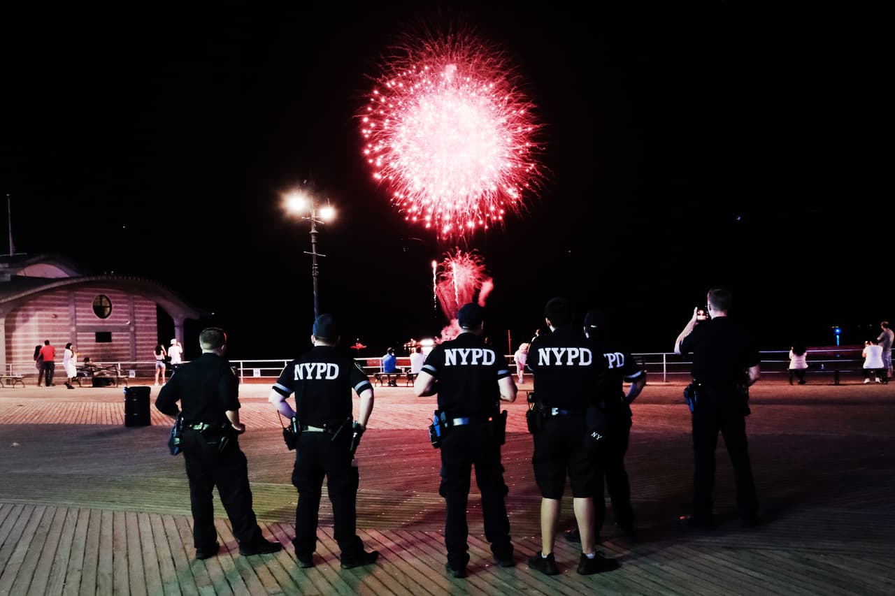 Cada espectáculo de juego artificiales de Macy’s de este año tendrá una duración de cinco minutos. La locación se anunciará en el último momento. El objetivo es evitar conglomeraciones que provoquen un nuevo brote de coronavirus en la ciudad.