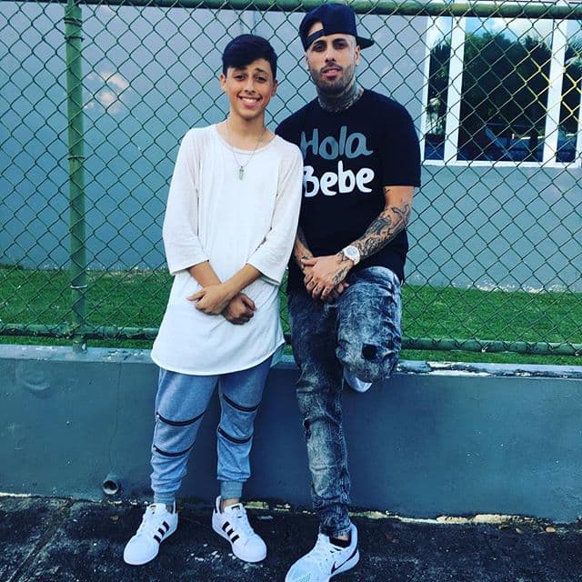 Nicky Jam sabe que no es el único con talento en casa, pues escribió en su Instagram: "Aquí con mi sobrino ya mismo va ser más grande que yo". ¿Así o más inspirador?