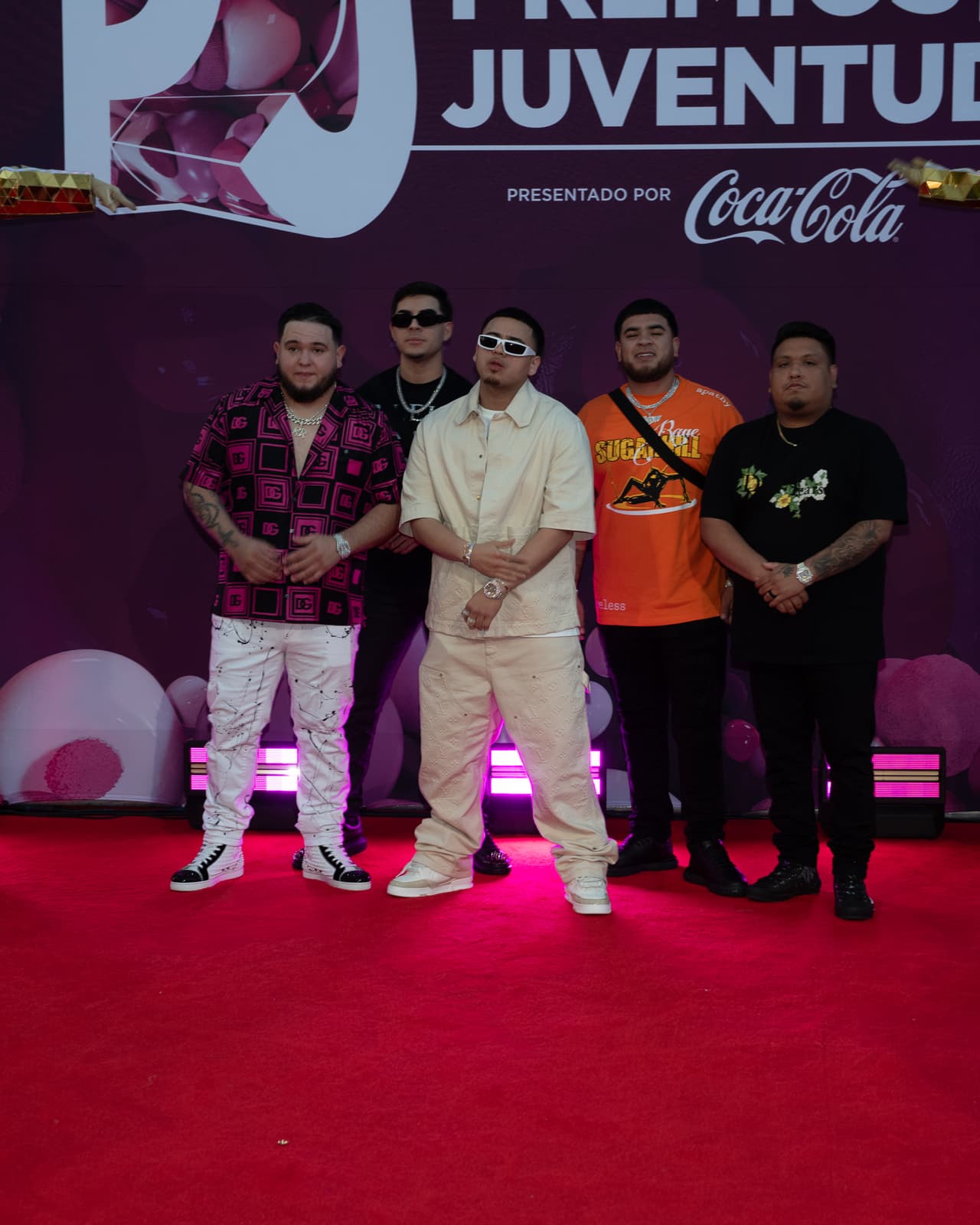 La agrupación 
<b>Fuerza Regida</b> arribó al evento con un look cómodo y juvenil.