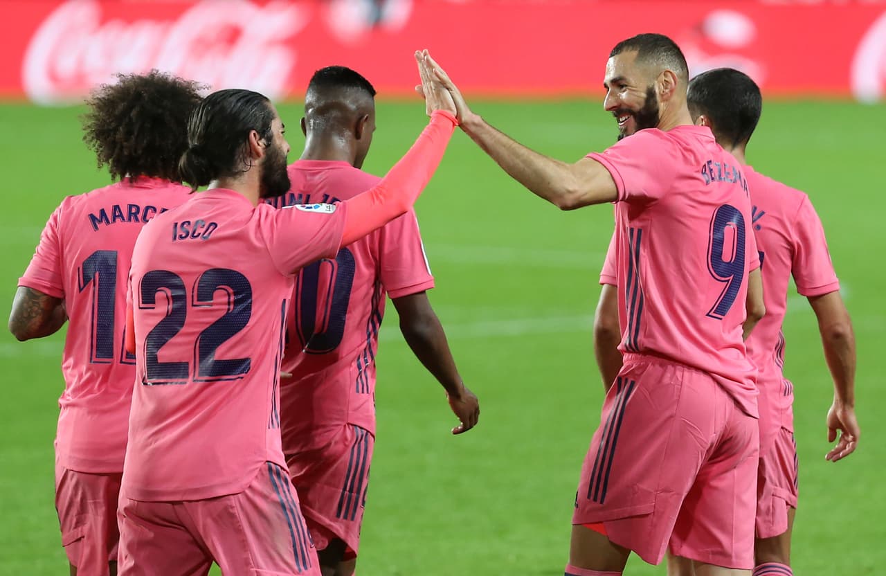 Real Madrid recibe una goliza por parte del Valencia durante la novena jornada de LaLiga. Karim Benzema abrió con gol para los 'Merengues', sin embargo Carlos Soler se luce haciendo un hat-trick y Rafael Varane se encarga de sumar un gol más para los 'ches', dejando el marcador 4-1.