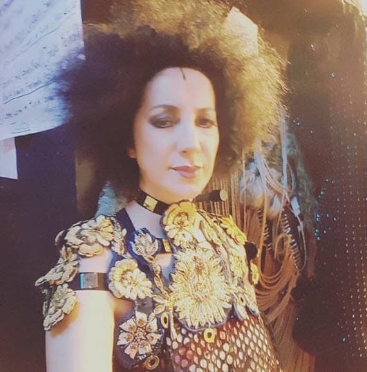 También se informó que, al momento de caer, la actriz se encontraba sola en su departamento.