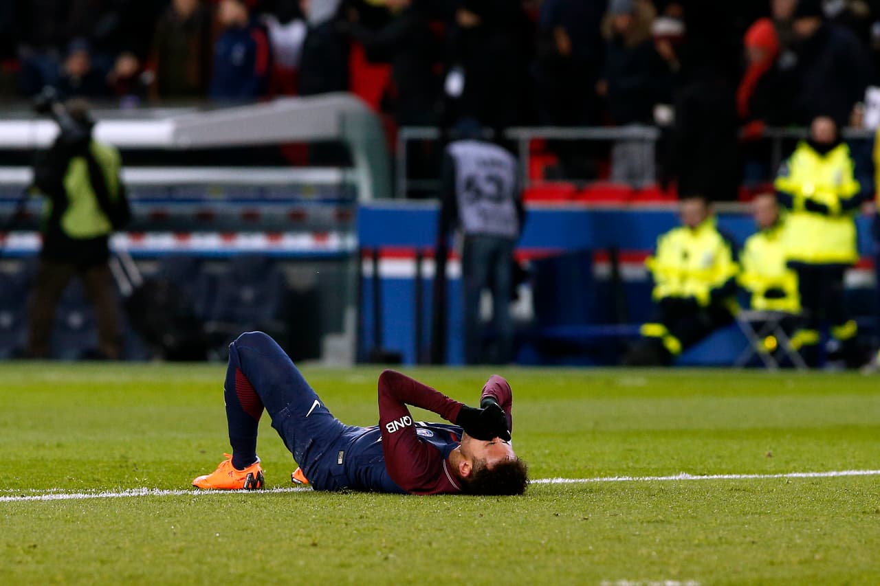 OFICIAL: Neymar tiene una lesión más grave de lo que se suponía, con un esguince de tobillo y una fisura en un dedo