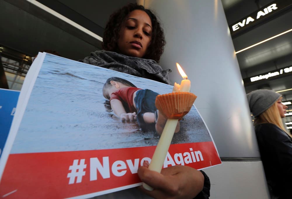 En Los Ángeles, los manifestantes sostuvieron fotografías de niños sirios a modo de protesta.