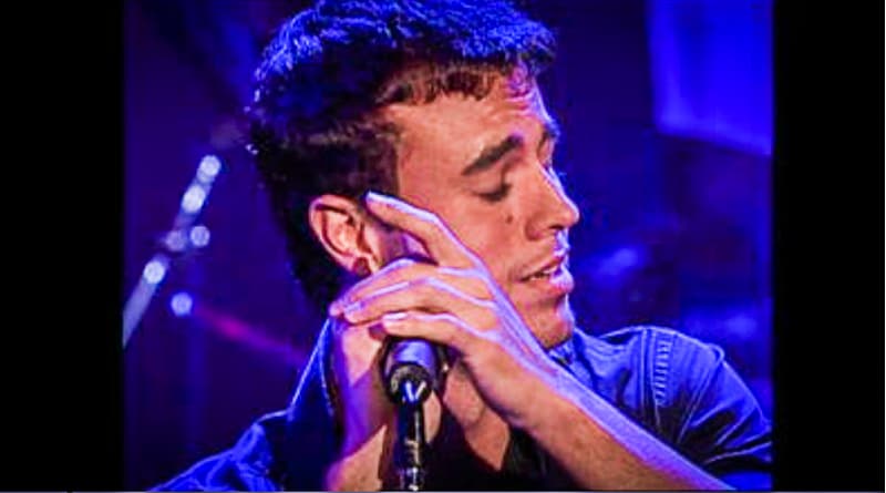 El español Enrique Iglesias arrancó más de un suspiro y una lagrima cuando cantó 'Pero nunca te olvidaré'. Esta canción fue escrita por el intérprete y pertenece a su tercer álbum de estudio: 'Cosas del amor', lanzado en 1998. El único premio que se llevó esa noche fue al Video del Año por la canción 'Esperanza'.