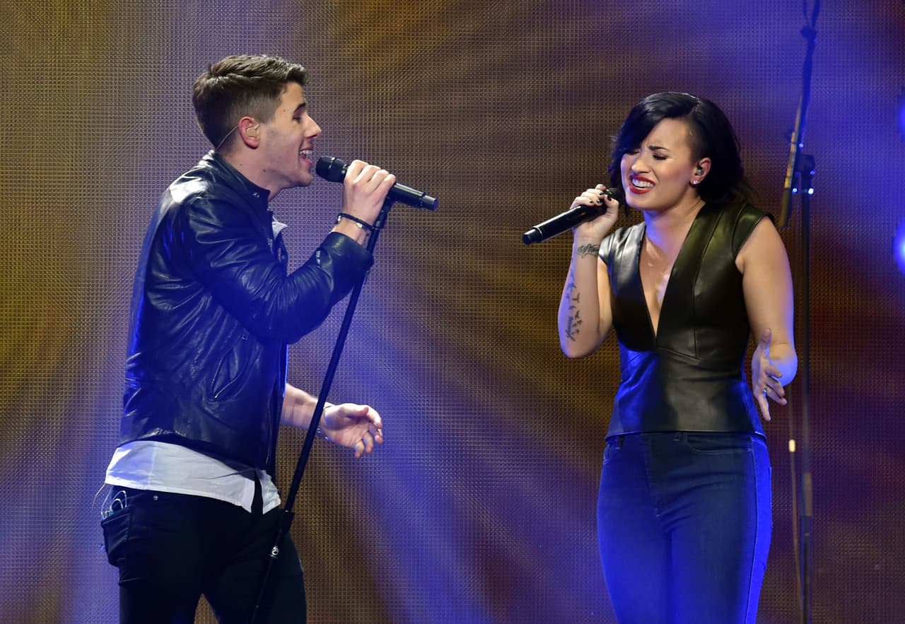 Por ahora, no se ha informado sobre la reprogramación del show, pero ellos se unen a una lista de cantantes y músicos que están protestando por estas decisiones.