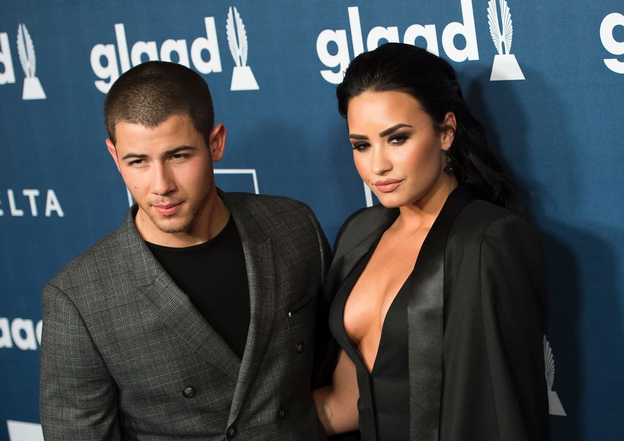 Demi Lovato y Nick Jonas rinden tributo a las víctimas del atentado de Orlando