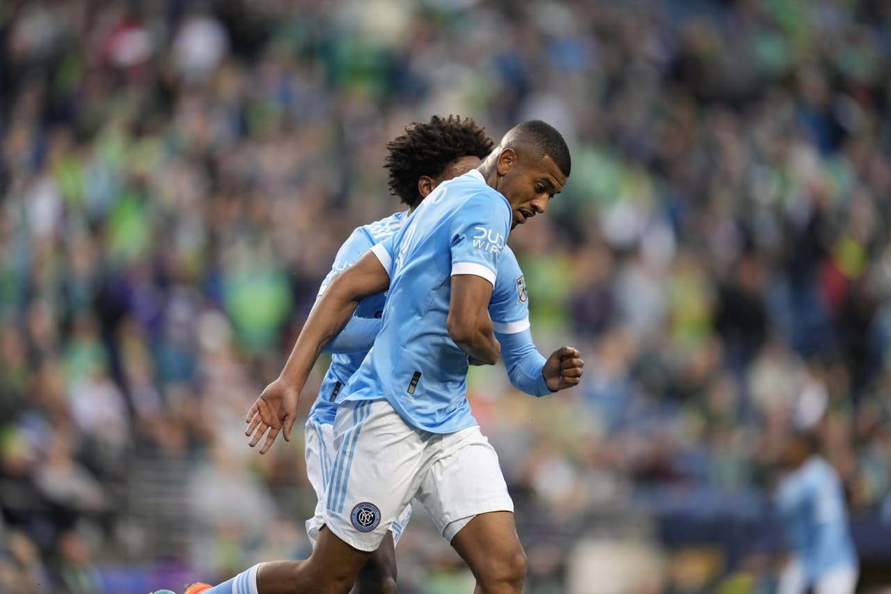 Cuando los locales jugaban mejor, una desatención en el área permitió que el NYC FC aprovechara para que Thiago Andrade metiera un recentro de Valentín Castellanos ante la nula marca de los centrales.