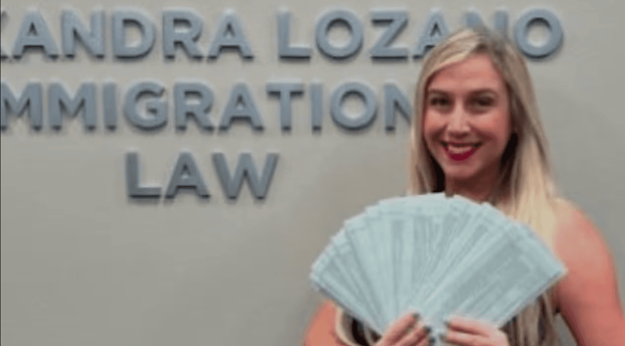 La semana en noticias: "Milagros" migratorios fraudulentos y si del cielo te cae un batazo, reclama $10 millones