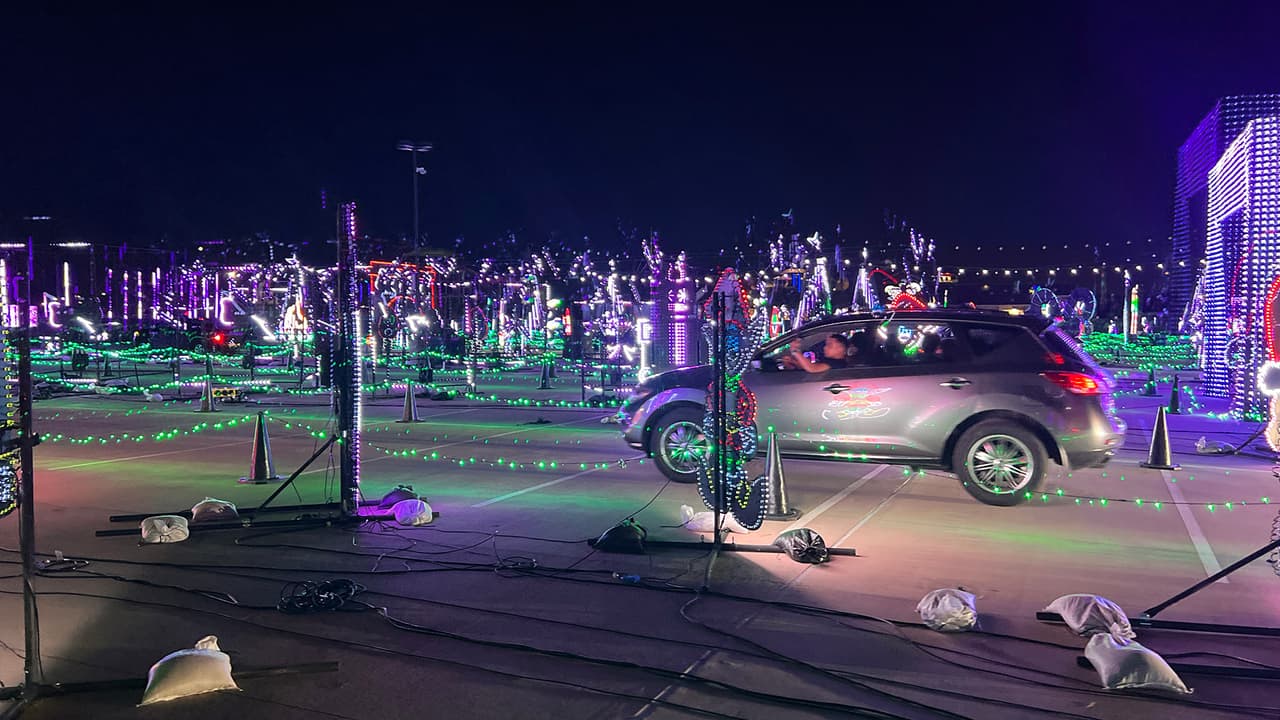 Al comenzar el paseo, se les dice a los visitantes que deben sintonizar una emisora radial para escuchar la música del espectáculo.