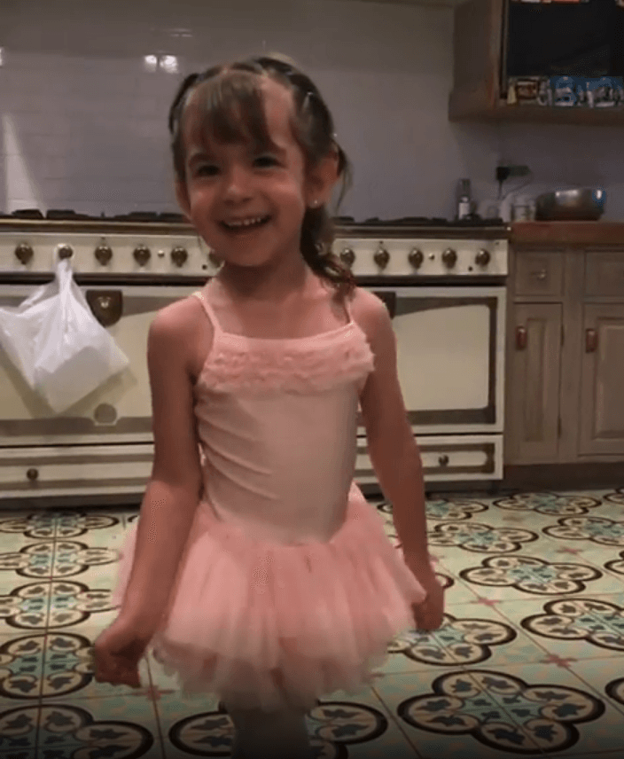 Una de los pasatiempos de Michelle es la danza, en repetidas ocasiones hemos visto a Alan disfrutar de las presentaciones exclusivas que su hija le hace en casa.