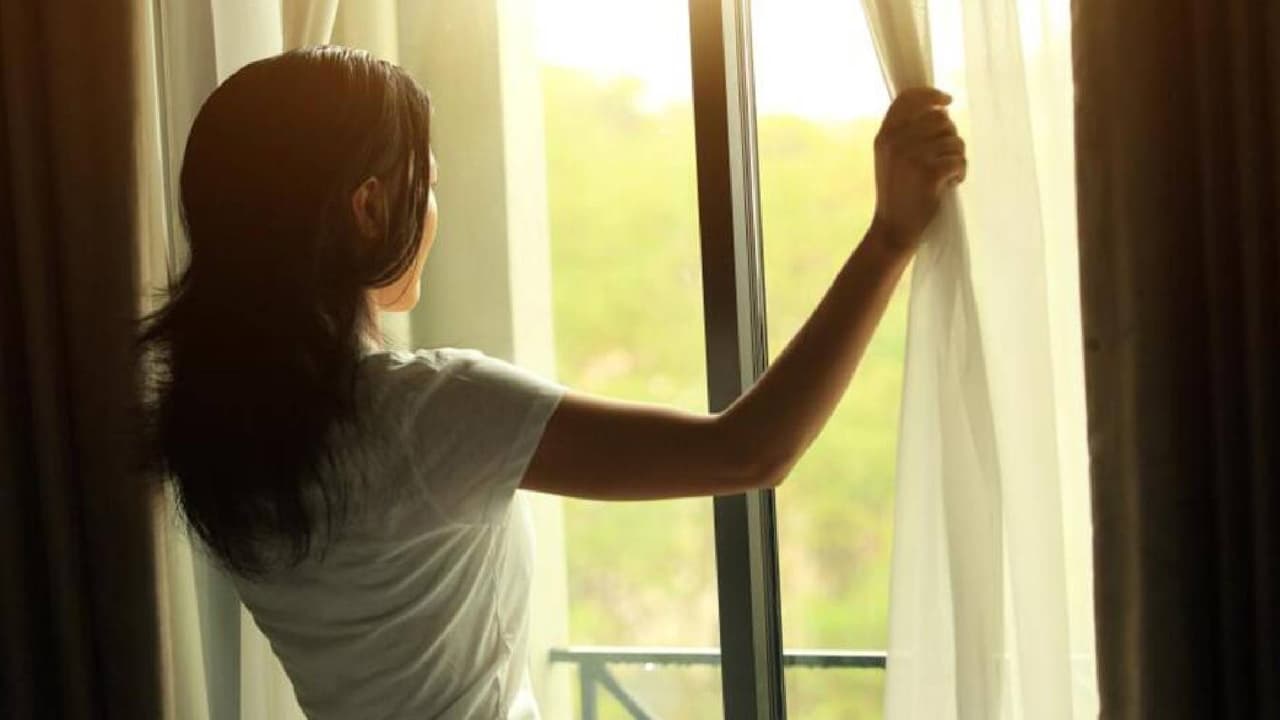 <b>Mantén tu vivienda fresca</b>
<br>Cierra puertas y ventanas para evitar que entre el sol y caliente el interior; sobre todo si tenías el aire acondicionado o un ventilador encendido. Sólo abre una ventana en caso de que haya brisa fresca al exterior.