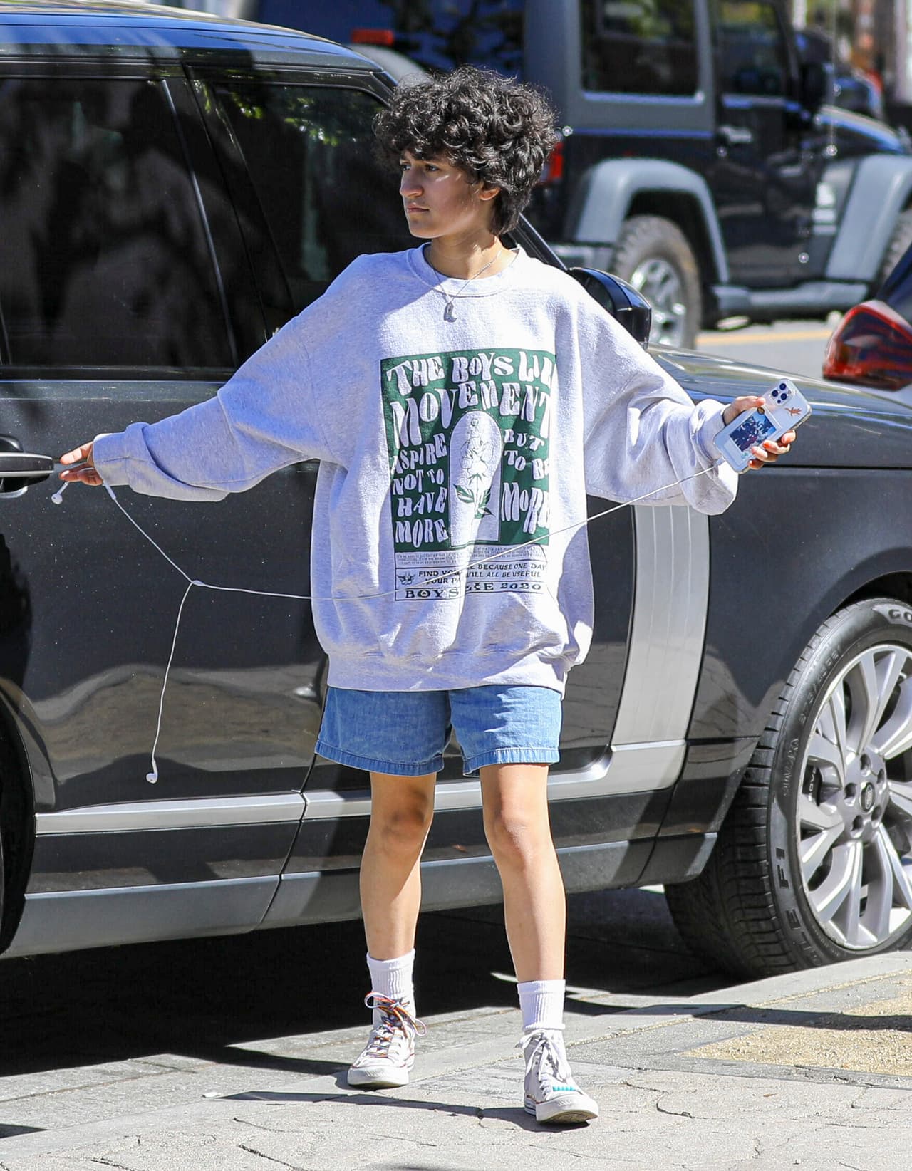 La hija de JLo apareció con un look 'oversize', una tendencia que le fascina según sus más recientes apariciones. 
<br>