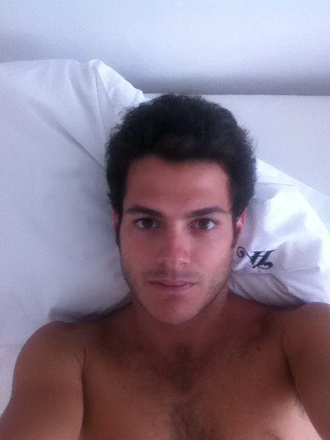 Con la llegada de sus dos pequeños, Alfonso se convirtió en uno de los 'papacitos' más guapos de la televisión.