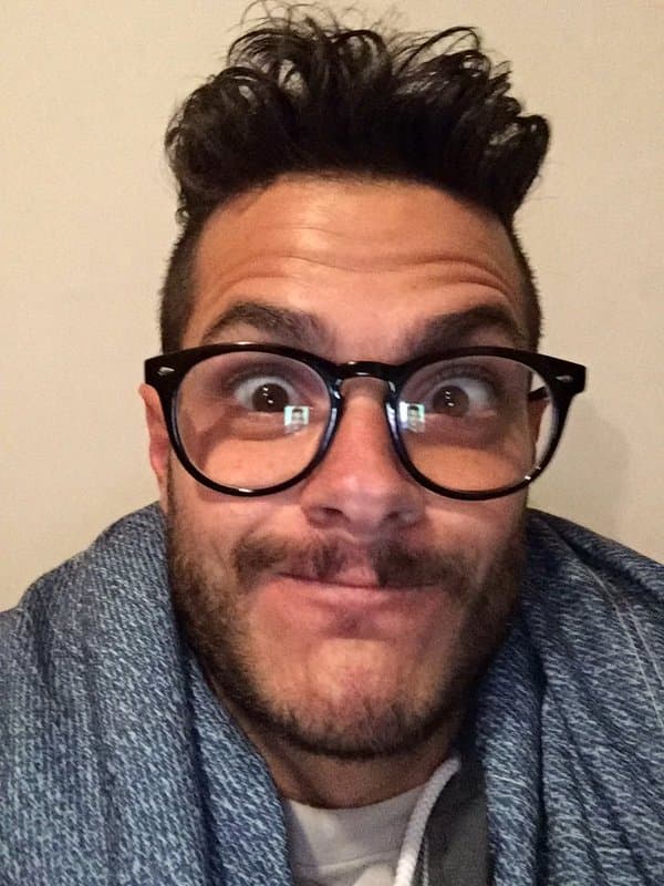 Y también por su carisma, pues también es un excelente actor de comedia.