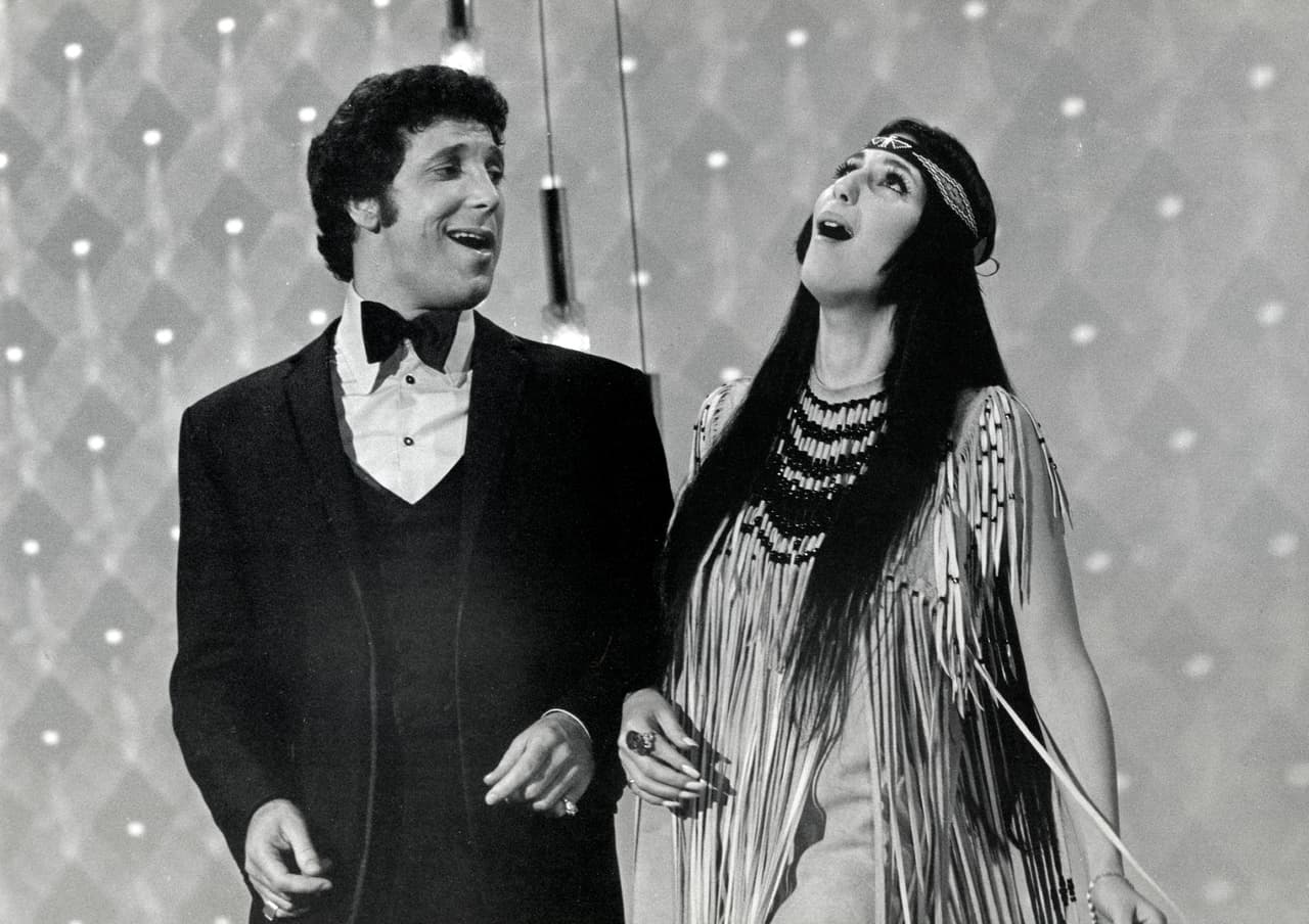 En 1970 ambos fueron la sensación de la televisión americana con su programa 'Sonny and Cher'. Aquí Cher con un galán de la época, Tom Jones.