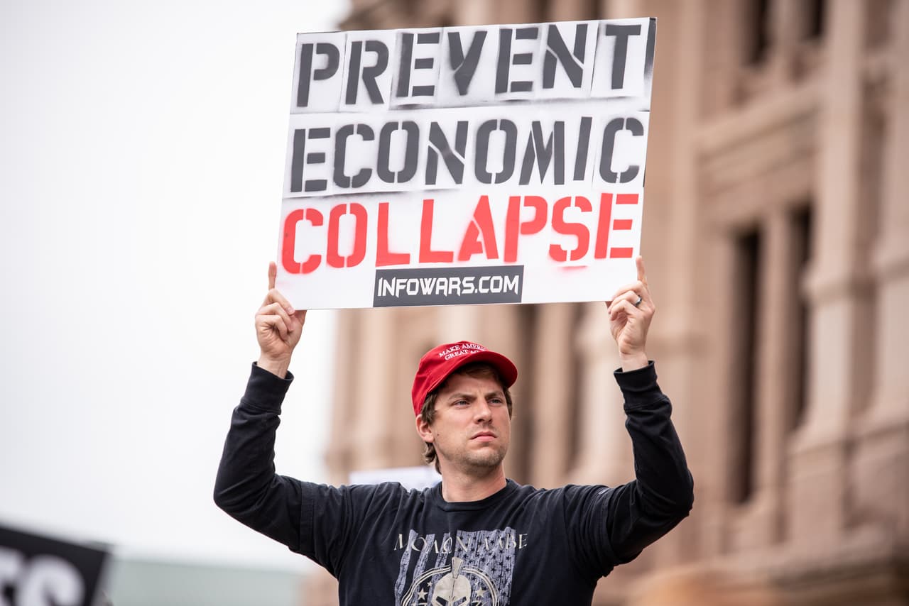 "Impide un colapso económico", lee otro cartel en Austin, algo que hace recordar la urgencia de Trump por 'reabrir' el país para mover nuevamente una economía paralizada por las restricciones para contener la propagación del coronavirus. Unos 22 millones se han quedado sin empleo en apenas un mes, algo que parece haber puesto nervioso a un presidente acostumbrado a jactarse de sus cifras económicas.