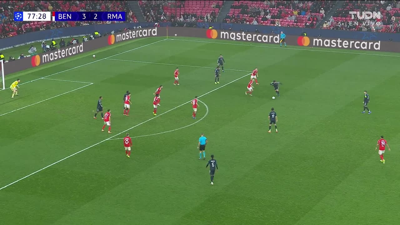 ¡TIRO ATAJADO! disparo por Rodrygo.