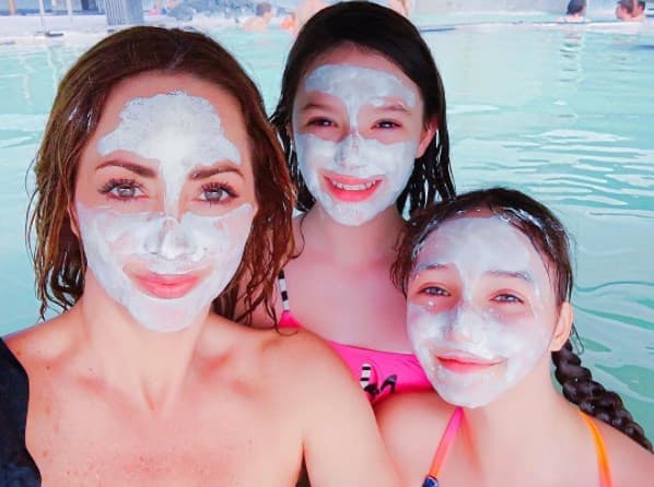 La laguna azul, es uno de los sitios más visitados en Islandia por sus aguas termales y sus tratamientos para la piel a base de sílica.