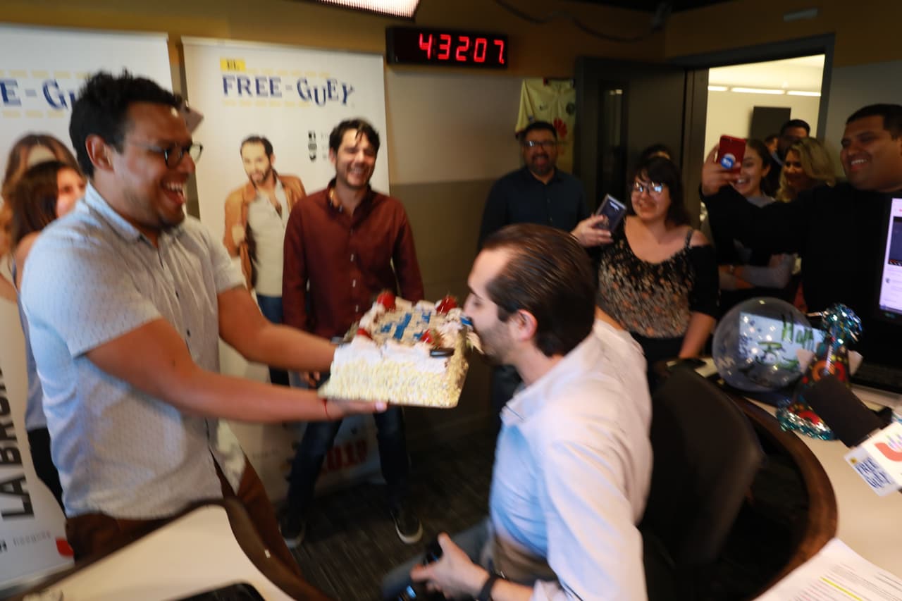 Como tampoco se podía quedar sin llevarse su pastelazo.