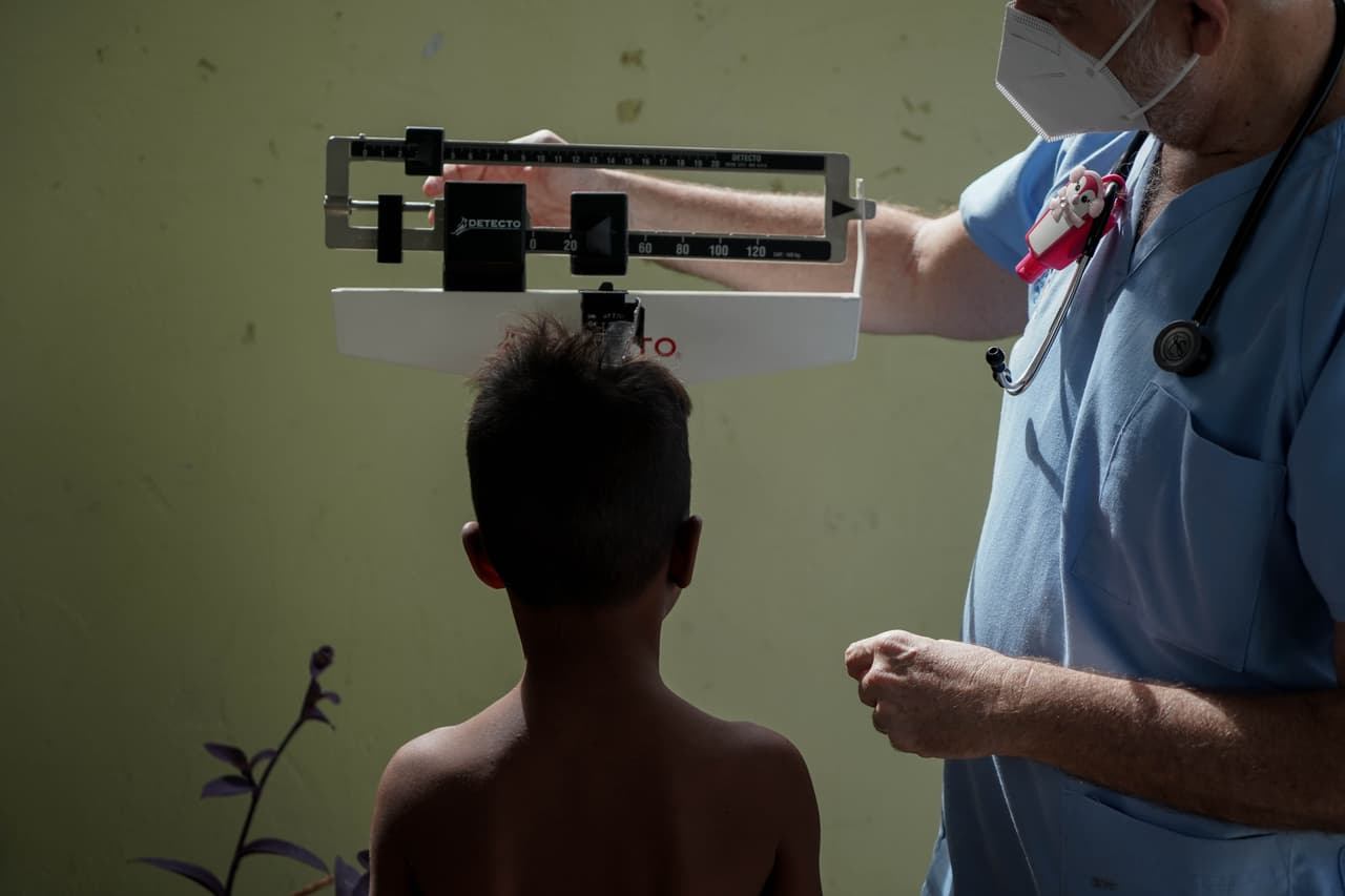 El peso y la talla de los niños puede compararse con las medidas estándar de la OMS para calcular el retardo en el crecimiento.
<br>