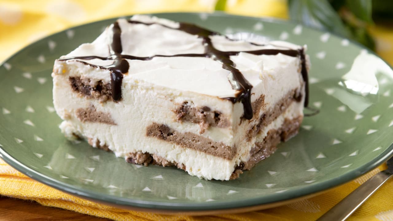 Carlota de galletas de chocolate y queso crema (sin horno y 6 ingredientes)