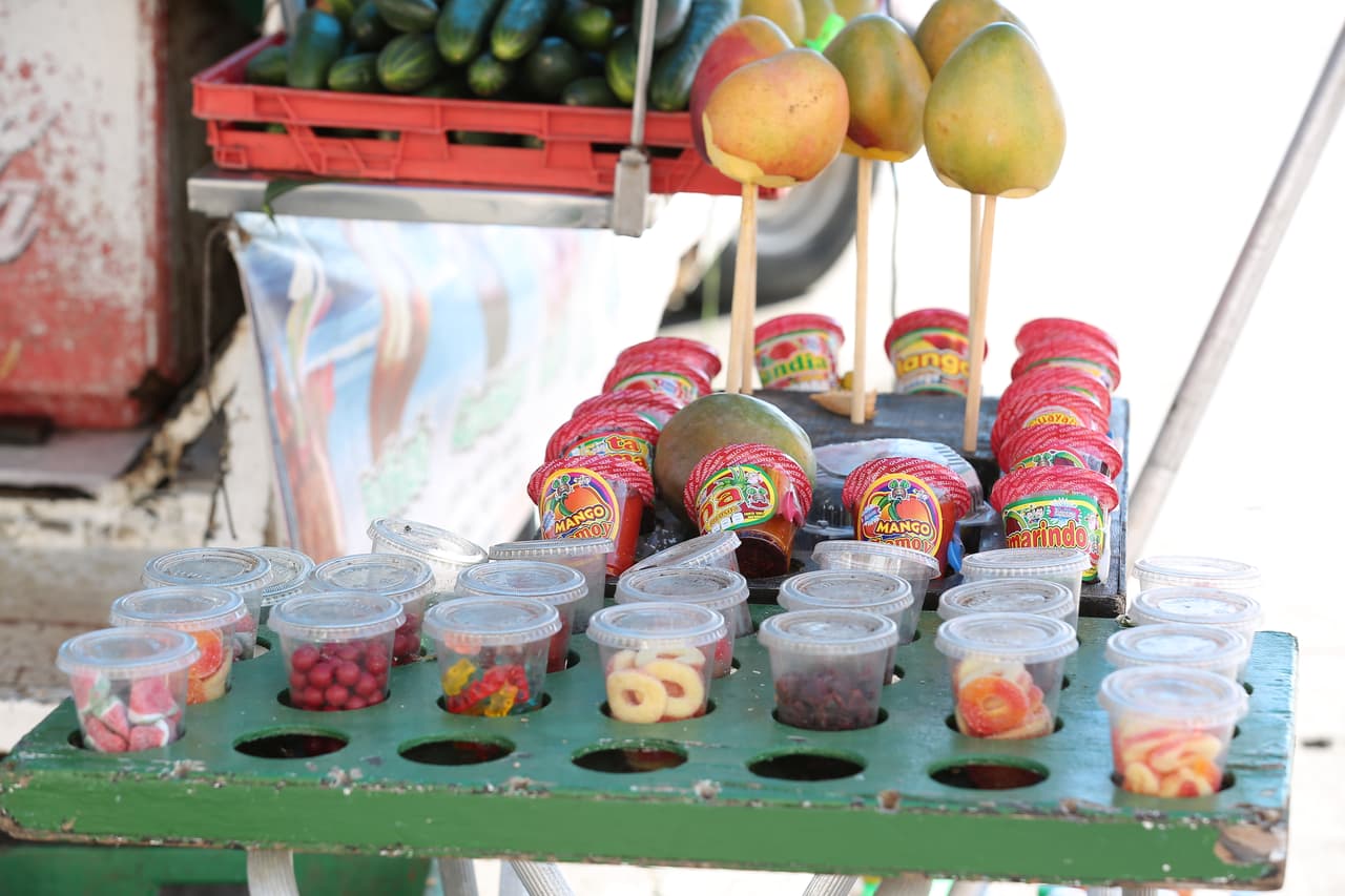 Para endulzar un poco la vida, los turistas pueden comprar golosinas y fruta con chile.