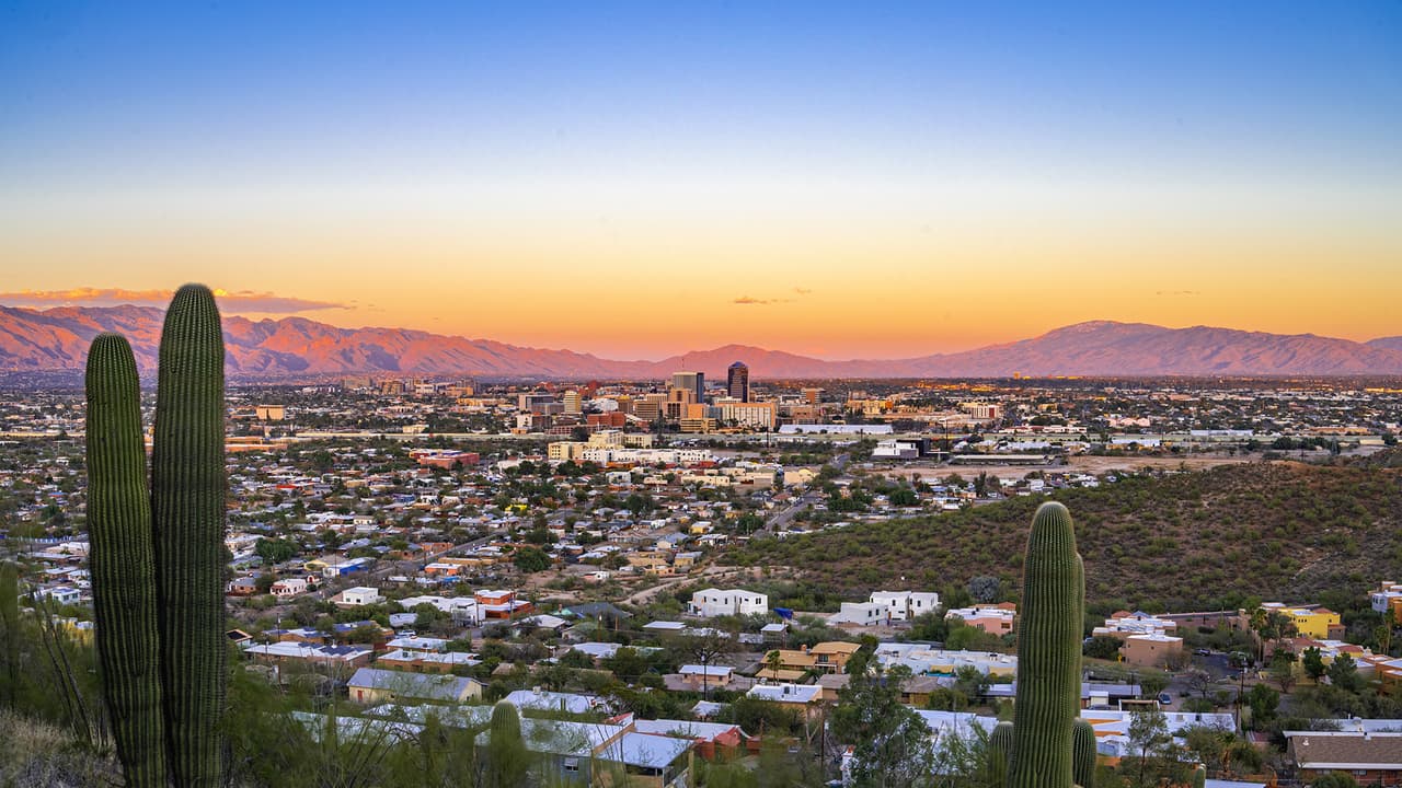 ¿Te gustaría vivir en un clima cálido con impresionantes paisajes desérticos? 
<b>Arizona es el lugar para ti,</b> pero si además buscas una vivienda más accesible para tu bolsillo, te compartimos las cinco mejores opciones, de acuerdo con el sitio de bienes raíces 
<a href="https://www.redfin.com/blog/affordable-places-to-live-in-arizona/" target="_blank">Redfin</a>.