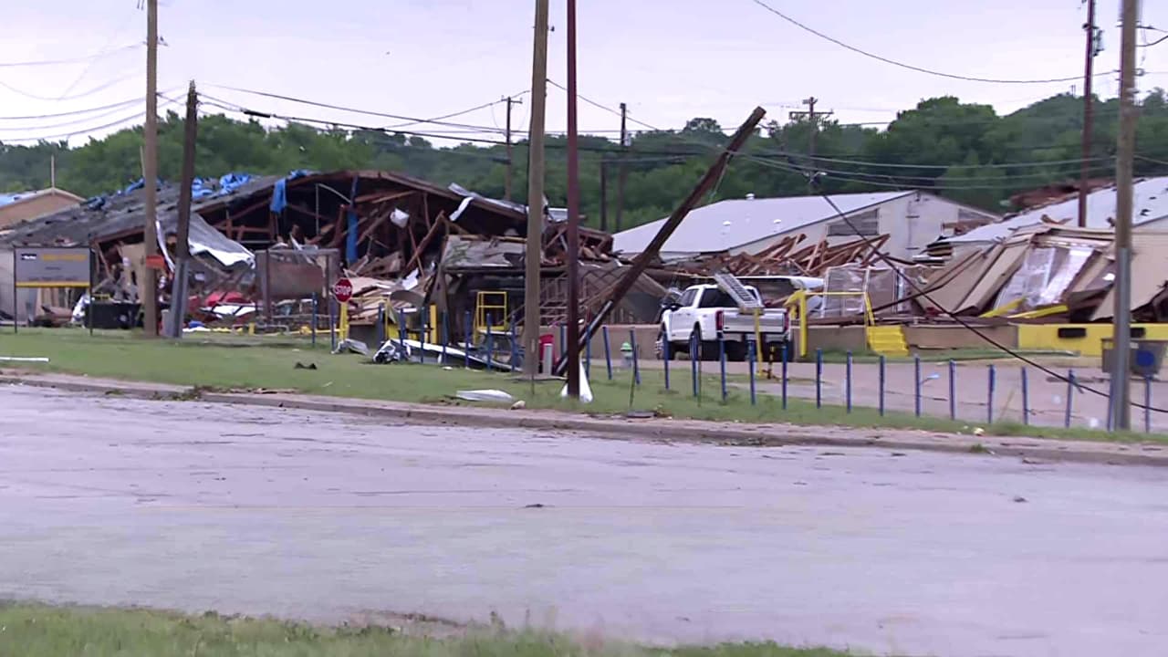 Equipos evalúan daños en Mineral Wells tras tormenta severa del martes