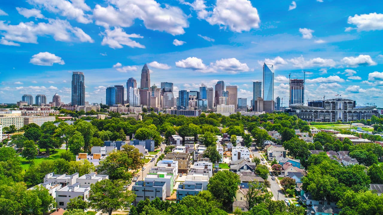 <b>En Charlotte, Carolina del Norte</b>
<br>
<br>🔘 El ingreso medio en esta ciudad es de $65,359 al año.
<br>🔘 El ingreso que se recomienda tener para poseer una casa es de $84,691.76
<br>🔘 El ingreso que se recomienda tener si vas a alquilar una vivienda es de $74,155.76