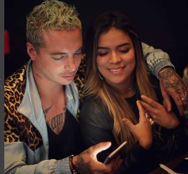 Balvin también es muy amigo de Karol G, a quien llama cariñosamente "su hermanita".