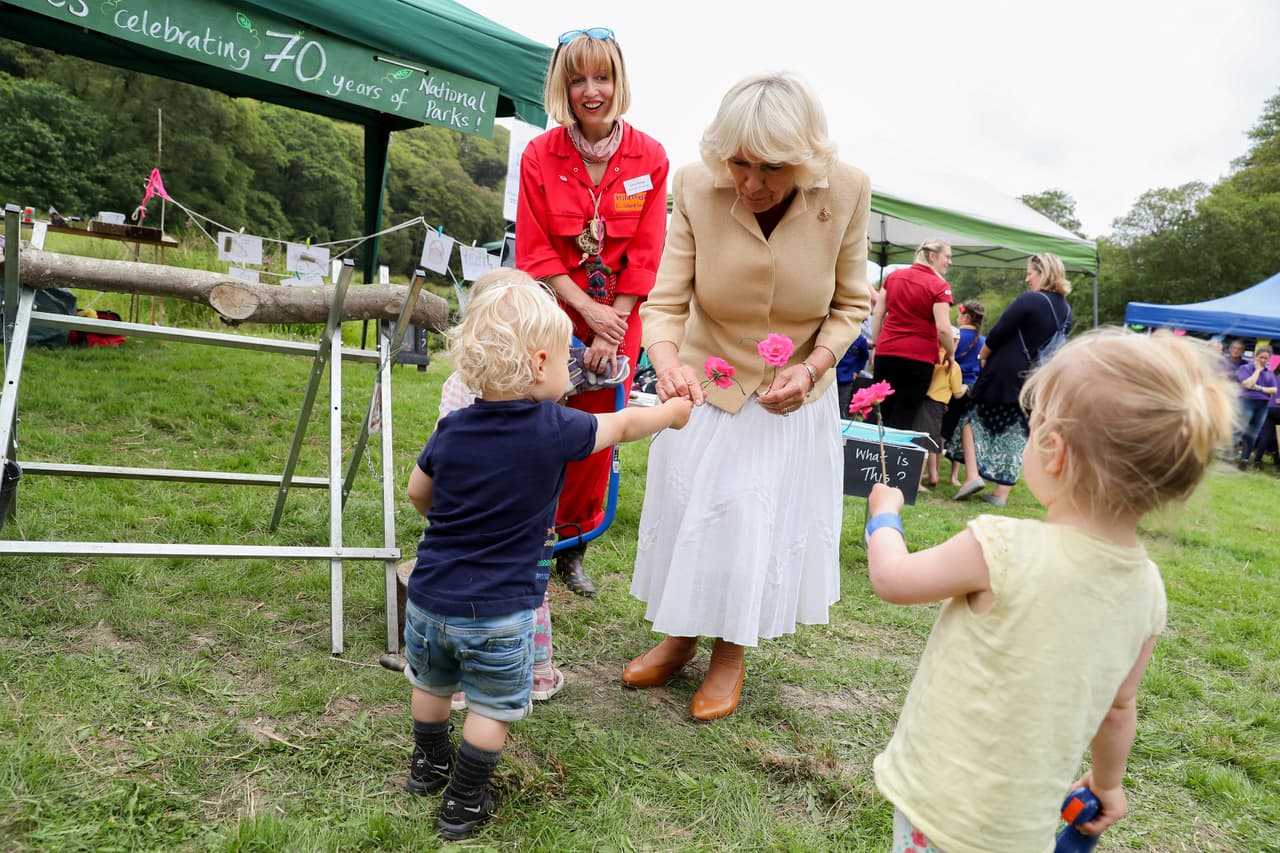 Algunos niños la recibieron obsequiándole flores, un gesto apreciado por Camilla Parker.