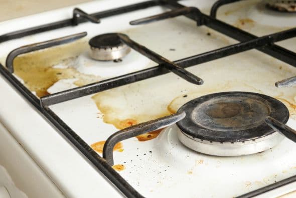 Si no lo limpias enseguida, con el tiempo la grasa toma un color marrón y si a eso le sumas el polvo, tienes una cocina con un aspecto poco menos que asqueroso.