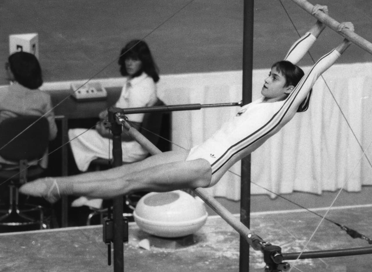 <b>La primera gimnasta 'perfecta':</b>
<br>
<br>Con solo 14 años, la rumana Nadia Comaneci se convirtió en
<a href="https://olympics.com/en/athletes/nadia-comaneci"><u> la primera atleta en ejecutar perfectamente una prueba de gimnasia</u></a> y obtener 10 puntos.
<br>
<br>La hazaña la logró en las barras asimétricas y la repitió seis veces más. Obtuvo tres medallas de oro y se convirtió en la sensación de Montreal 1976.