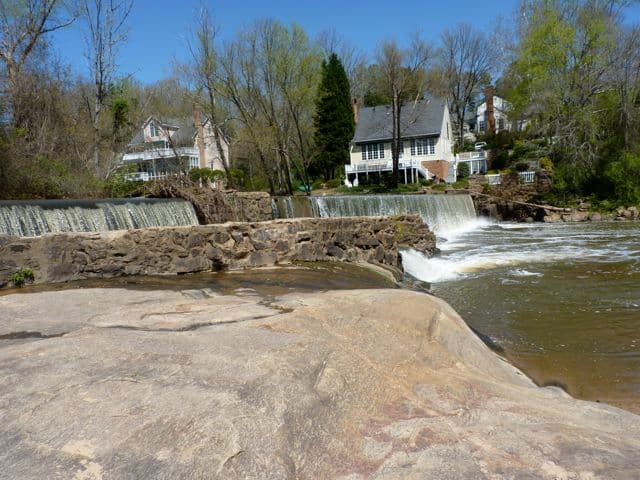 <b>Lassiter Mill Park</b>
<br>
<b>Sitio web</b>: 
<a href="https://raleighparks.org/2011/06/01/lassiter-mill-park/">https://raleighparks.org/2011/06/01/lassiter-mill-park/</a> 
<br>
<b><a href="https://maps.app.goo.gl/4QaUone4af6PtE8Z8">Cómo llegar</a> </b>
<br>
<br>Lassiter Mill Park es una joya escondida de parque. Está ubicado en la intersección de Lassiter Mill Rd y Lassiter Falls Circle y alberga una hermosa presa por donde fluye Crabtree Creek. Puedes ver los restos del antiguo molino en funcionamiento al otro lado del arroyo. También hay una placa con información sobre el molino en la orilla del agua.