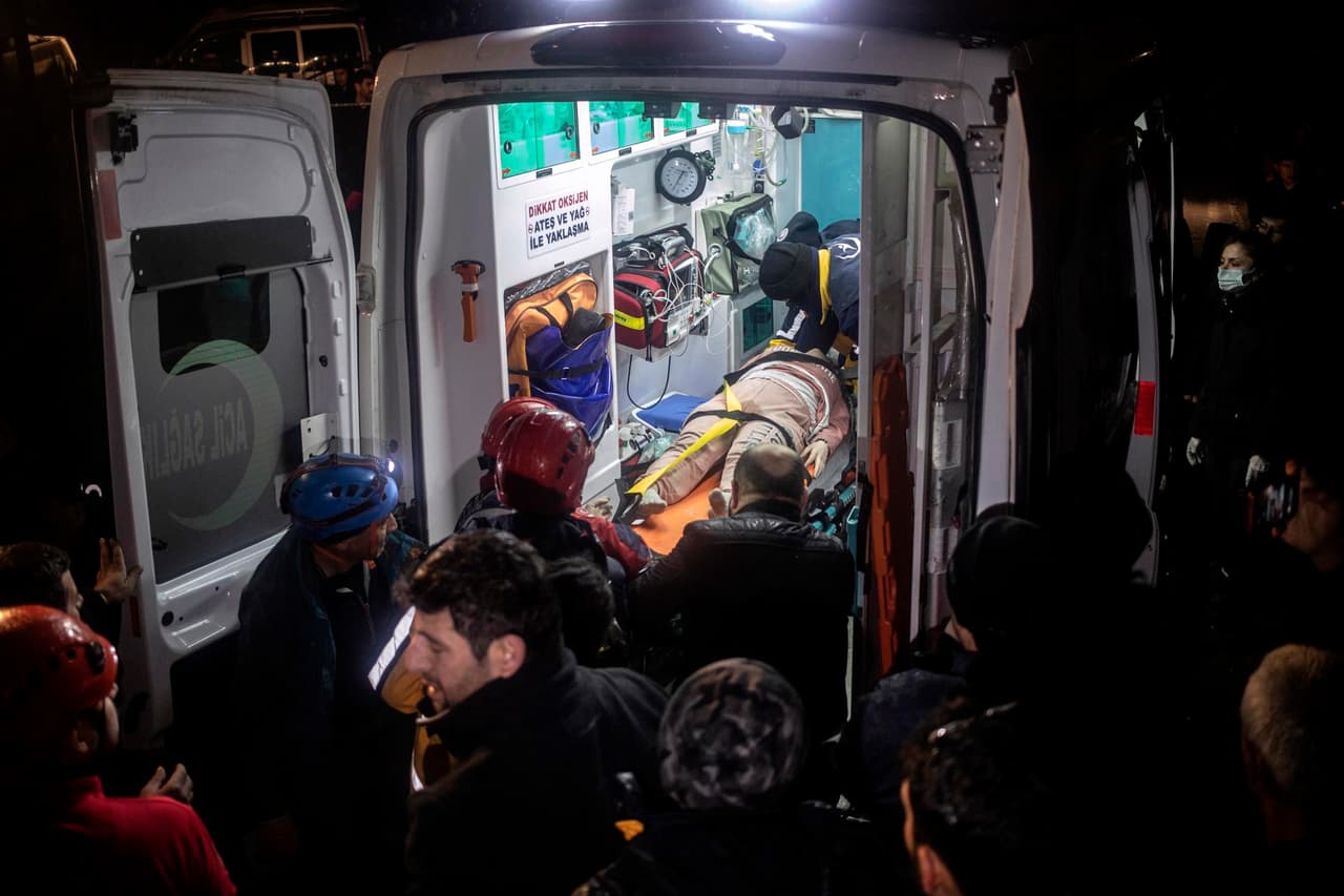 Las autoridades turcas calculan que más de 2,500 personas resultaron heridas en el potente terremoto que sacudió el sur del país la madrugada de este lunes.