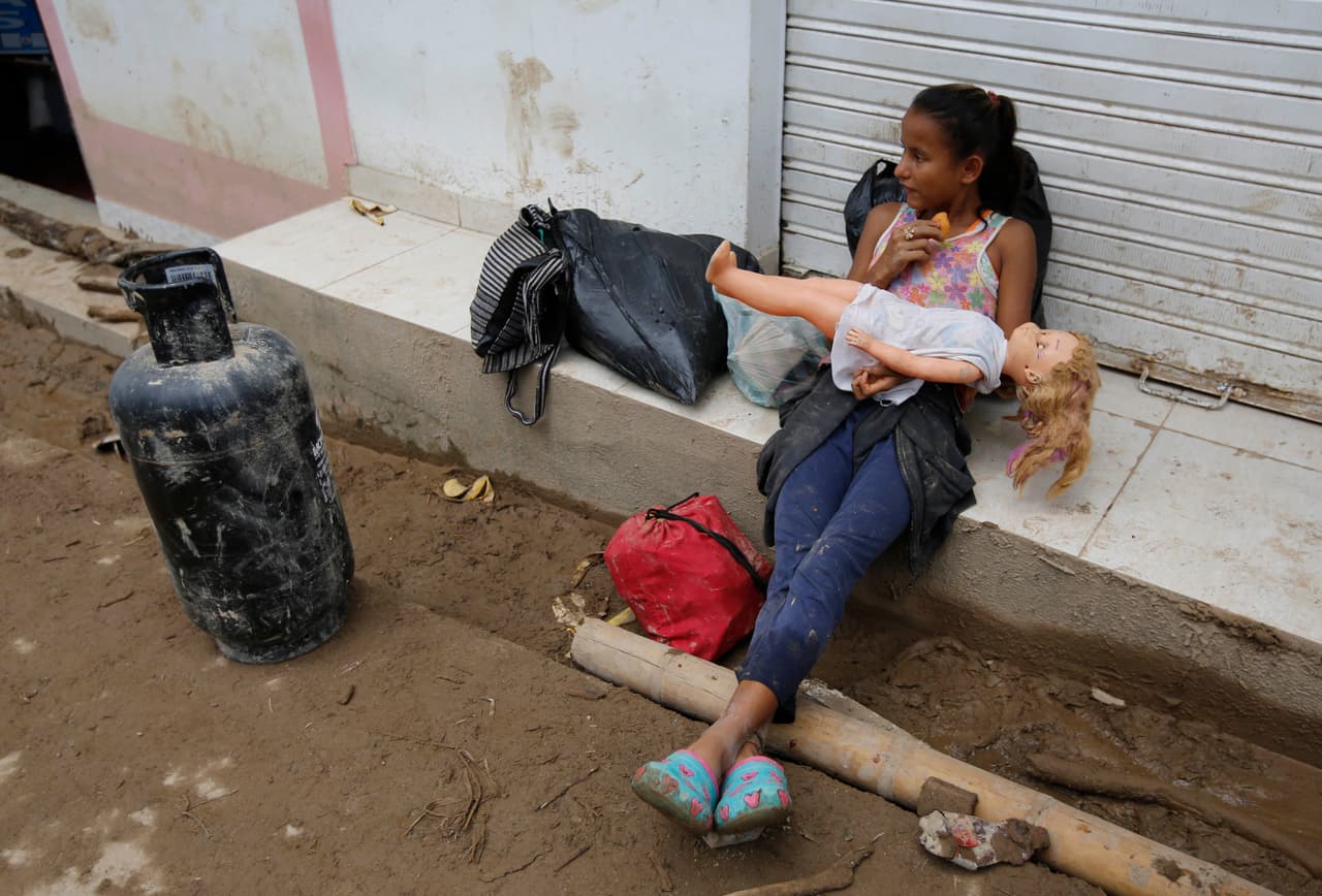 Una niña con su muñeca que logró rescatar de su casa inundada en Mocoa, Colombia.