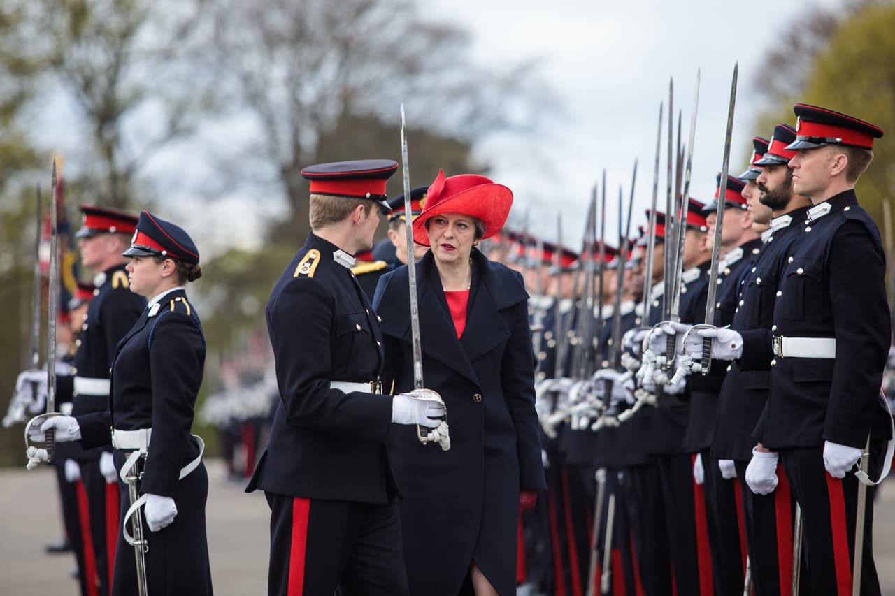 La primera ministra británica Theresa May, en representación de la reina Isabel II, inspecciona a los oficiales en un desfile de la Real Academia Militar de Sandhurst el 13 de abril de 2017 en Camberley, Inglaterra.