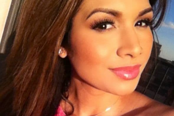 A través de las famosas fotos 'selfies' es como nuestra reina mantiene una estrecha relación con sus seguidores. Este tipo de fotos se han convertido en un fenómeno y no hay quién no se haya tomado una. Ahora puedes subir la tuya con el hashtag #NBLselfie para ganar un kit de belleza, los detalles aquí