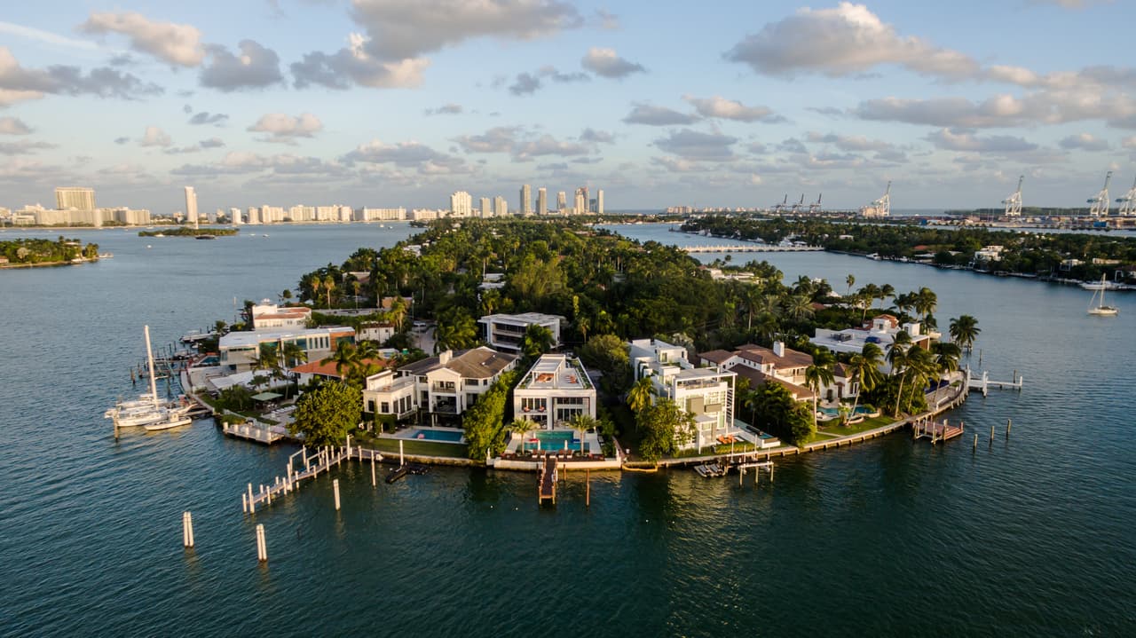 <h3 class="cms-H3-H3">11. Hibiscus Island | Miami Beach, Florida (empatada con Di Lido Island)</h3>
<br>
<br>Otra isla enclavada en Miami Beach con megacasas millonarias. Allí, los precios escalaron 61% entre diciembre del 2019 y diciembre del 2022. Ahora promedian $8.3 millones.