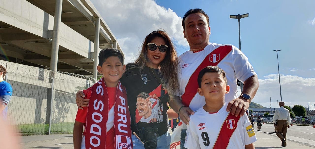 Los fanáticos sudamericanos están listos en las afueras del Estadio Maracaná para la Final de la Copa América que protagonizarán las selecciones de Brasil y Perú.