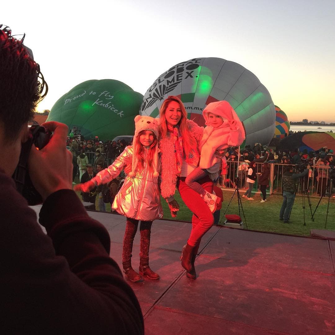 La actriz se convirtió este año en la embajadora del Festival Internacional del Globo en Guanajuato, México, y aprovechó para compartir el momento con sus dos hijas.