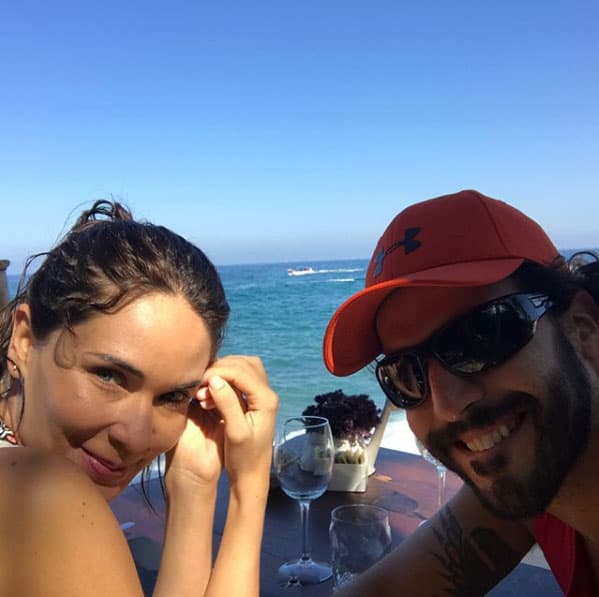 Así fue como celebraron su luna de miel, en la playa con una hermosa vista.